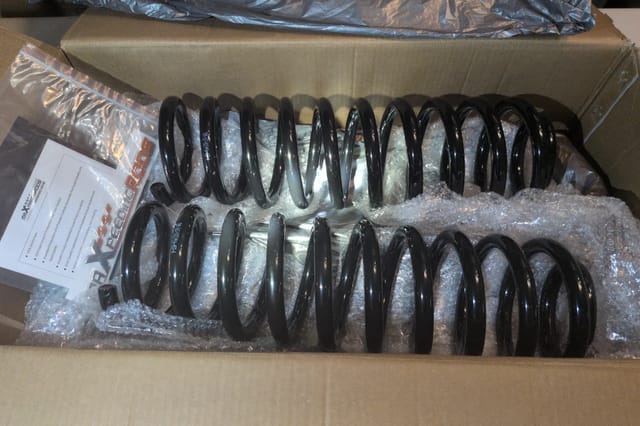 Front Coil Lift Springs Jeep Cherokee XJ Comanchee MJ 1984-2001. — photo 2 of 3