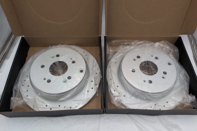 Honda CR-V 2005-2016 Rear Brake Kit 305mm Drilled Slotted Rotors and Ceramic Pads R-31372 — photo 2 of 5