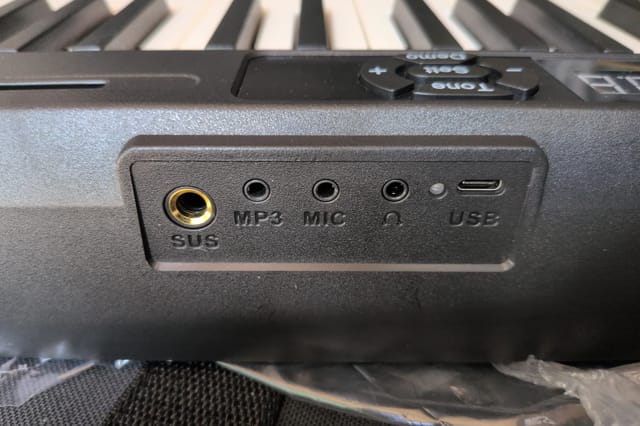 88-Key Digital Piano with 16 Dead Keys. Has Stand, Pedal and Bag - As-Is — photo 3