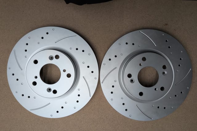 Front Drilled Slotted Rotors and Ceramic Brake Pads Kit 2005-2006 Honda CR-V — photo 2