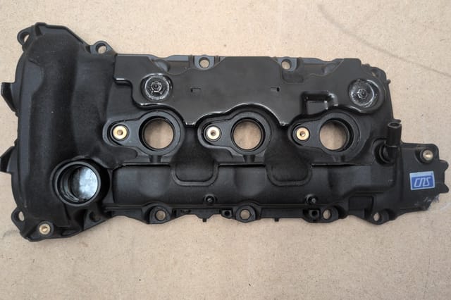 GM 3.0L 3.6L V6 Valve Covers, One Good and One Broken, Gaskets and Bolts, For Parts — photo 2