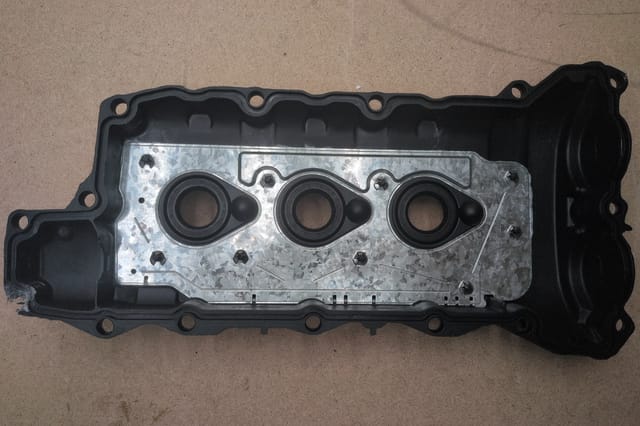 GM 3.0L 3.6L V6 Valve Covers, One Good and One Broken, Gaskets and Bolts, For Parts — photo 4