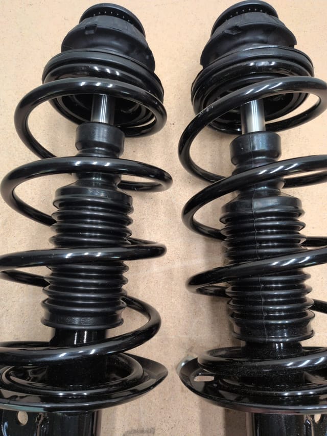 Toyota Yaris 2006 to 2012 Front Complete Strut and Coil Spring Assembly Pair — photo 3