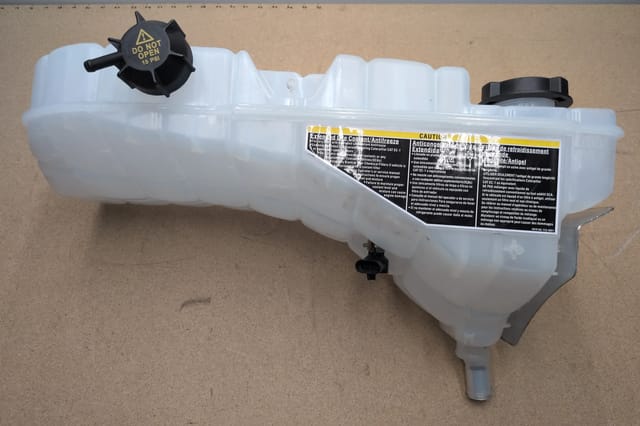 Kenworth T660 T800 W900 / Peterbilt 386 389 Coolant Overflow Surge Tank with Level Sensor