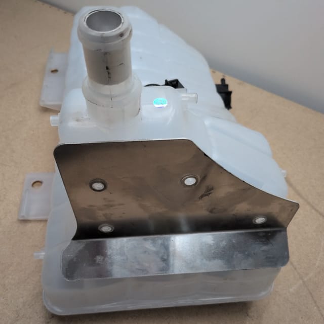 Kenworth T660 T800 W900 / Peterbilt 386 389 Coolant Overflow Surge Tank with Level Sensor — photo 4