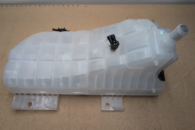 Kenworth T660 T800 W900 / Peterbilt 386 389 Coolant Overflow Surge Tank with Level Sensor — photo 2