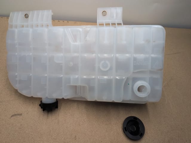 Kenworth T660 T800 W900 / Peterbilt 386 389 Coolant Overflow Surge Tank with Level Sensor — photo 3