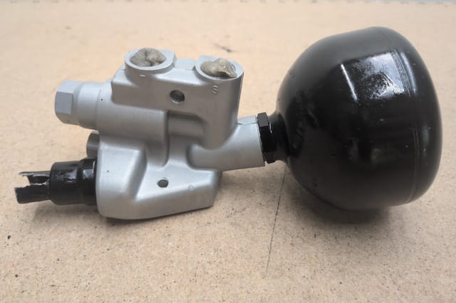 Mercedes R230 SL500 CL500 OEM ABC Suspension Pressure Relief Valve with Accumulator For Parts