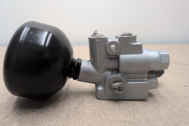 Mercedes R230 SL500 CL500 OEM ABC Suspension Pressure Relief Valve with Accumulator For Parts — photo 2