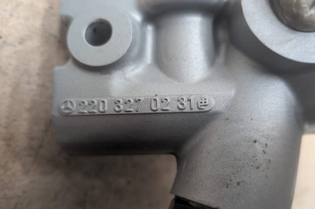 Mercedes R230 SL500 CL500 OEM ABC Suspension Pressure Relief Valve with Accumulator For Parts — photo 3