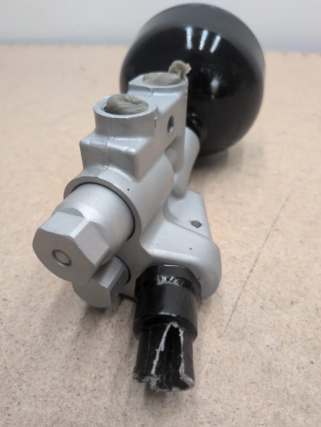 Mercedes R230 SL500 CL500 OEM ABC Suspension Pressure Relief Valve with Accumulator For Parts — photo 5