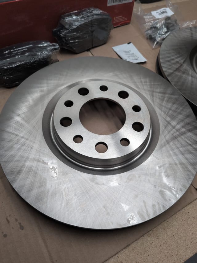 Front Brake Rotors and Ceramic Pads Kit 305mm Jeep Compass Renegade Fiat 500X — photo 5