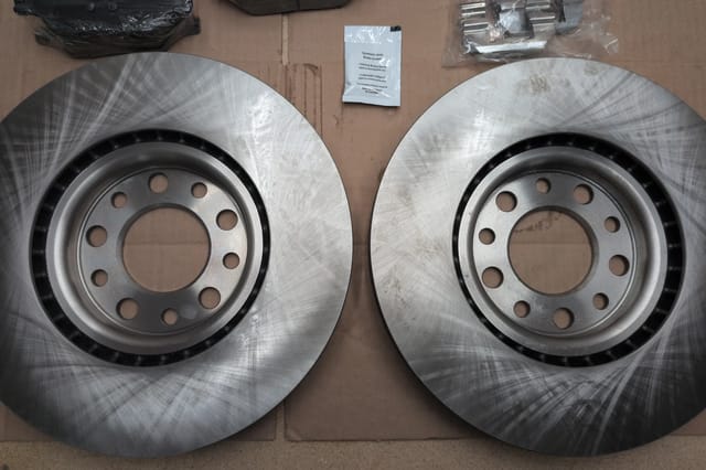 Front Brake Rotors and Ceramic Pads Kit 305mm Jeep Compass Renegade Fiat 500X — photo 2