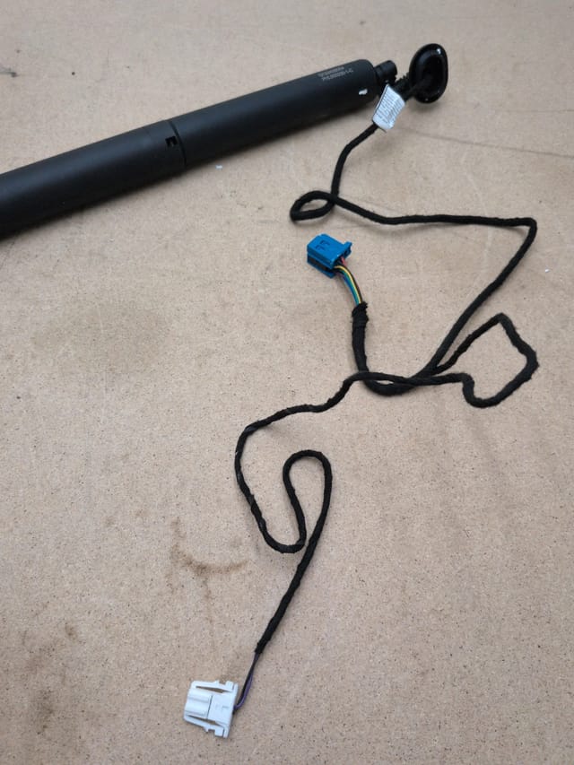 Mercedes-Benz GLA250 GLA45 AMG Power Liftgate Strut Left 2015 2019 A1568900230 — photo 2