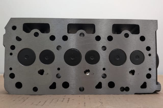 Kubota D902 Complete Cylinder Head w/ Valves RTV900 1G962-03040 1G962-03045 New — photo 6
